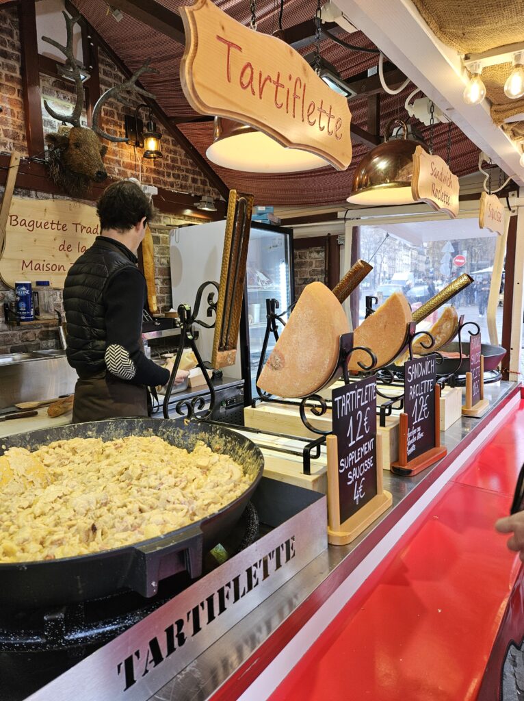 A picture of a Christmas market stand with raclette and tartiflette sandwiches